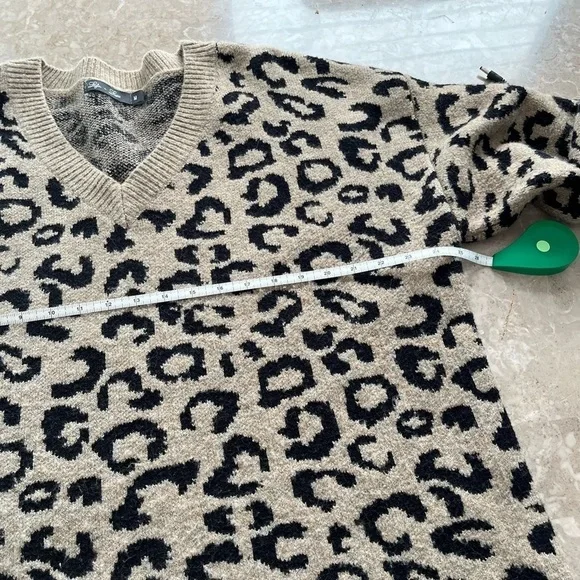 Lyla & Luke leopard print oversize v neck long sleeve sweater size medium - Picture 7 of 11